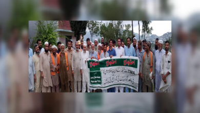 بٹ خیلہ: ٹی ایم اے ملازمین کی تنخواہوں اور پینشن کی عدم ادائیگی پر احتجاج