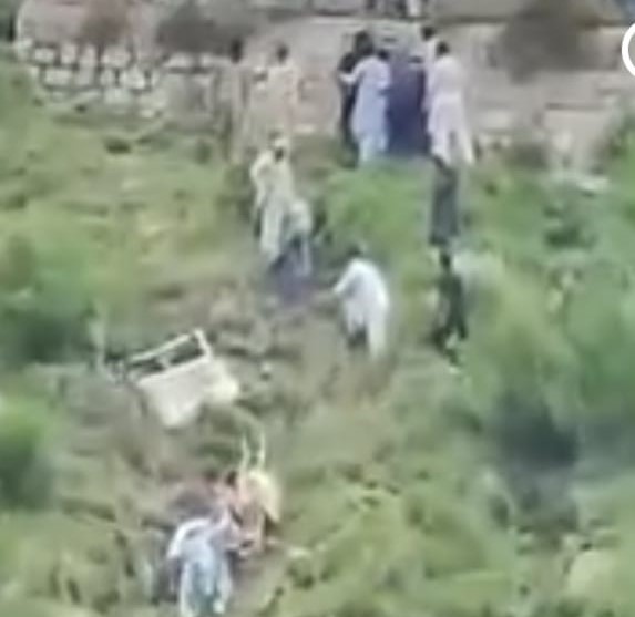 بونیر: فلائنگ کوچ کھائی میں گرنے سے 5 افراد جاں بحق، 15 زخمی