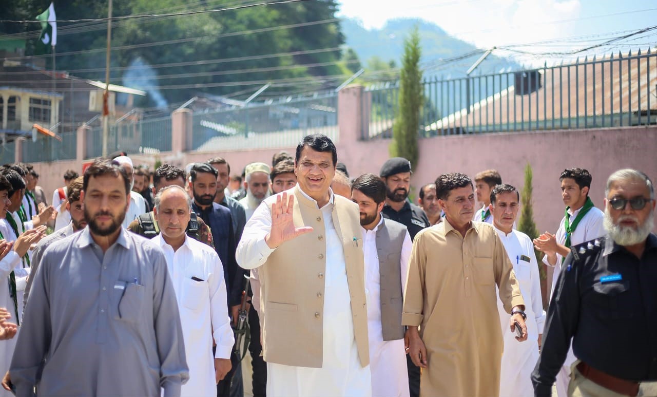 شانگلہ: وفاقی وزیر امیر مقام کا طلباء کو تعلیمی کامیابی پر تین لاکھ روپے انعام کا اعلان