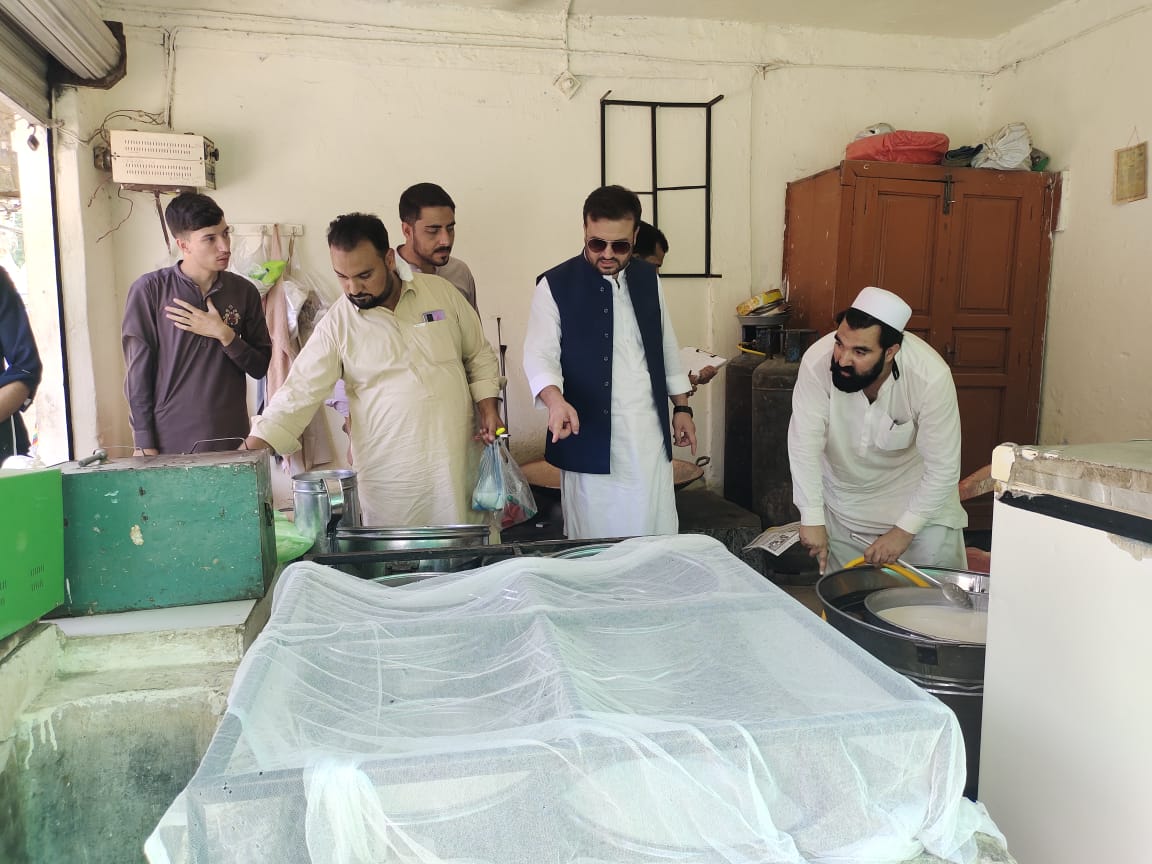 ضلعی انتظامیہ دیر پائین کی کارروائی، دودھ میں ملاوٹ کرنے والوں کے خلاف قانونی کارروائی