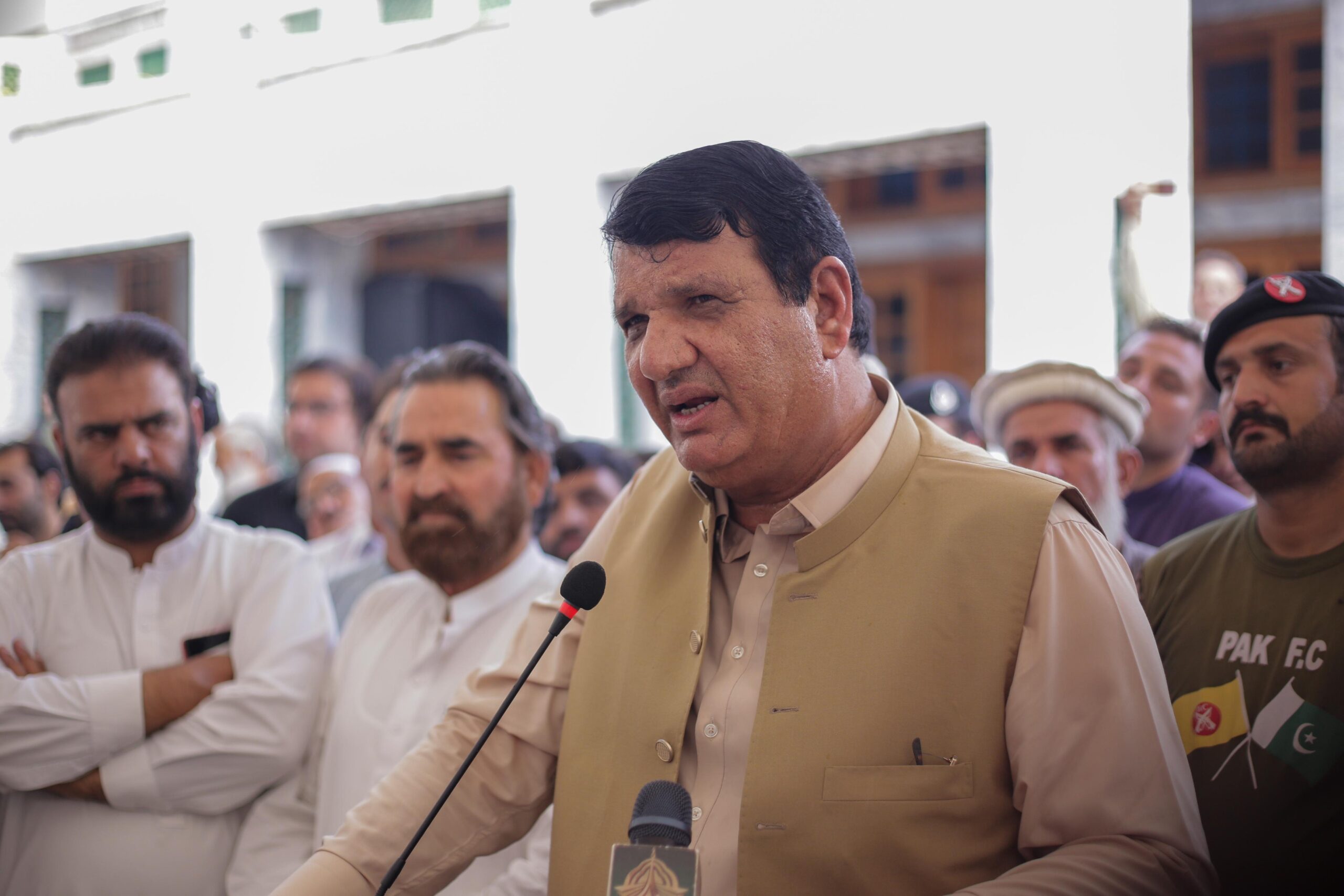 وزیراعلیٰ خیبر پختونخوا کی بغاوت، صوبائی حکومت ناکام ہوچکی ہے: امیر مقام