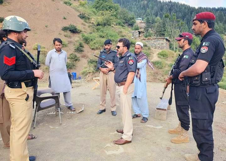 دیر: ڈی پی او کا چیک پوسٹوں اور پولیس اسٹیشنز کا دورہ، افسران کی کارکردگی بہتر بنانے کی ہدایت