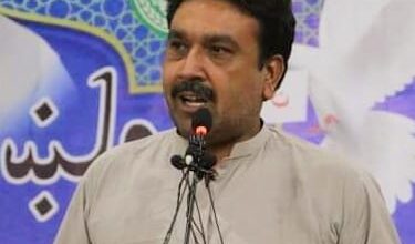 دیر: نائٹ پشتو مشاعرہ 'دہ دیر ماښام' میں عوام نے خوب لطف اٹھایا