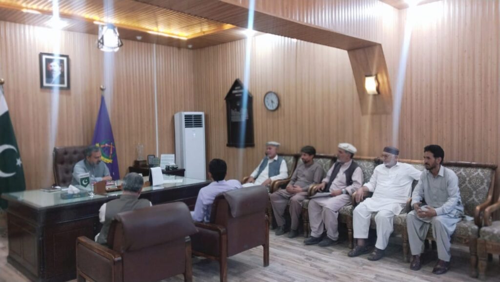 تجار یونین بازار بونی کی وفد کا صدر کی قیادت میں ڈپٹی کمشنر اپر چترال سے ملاقات۔