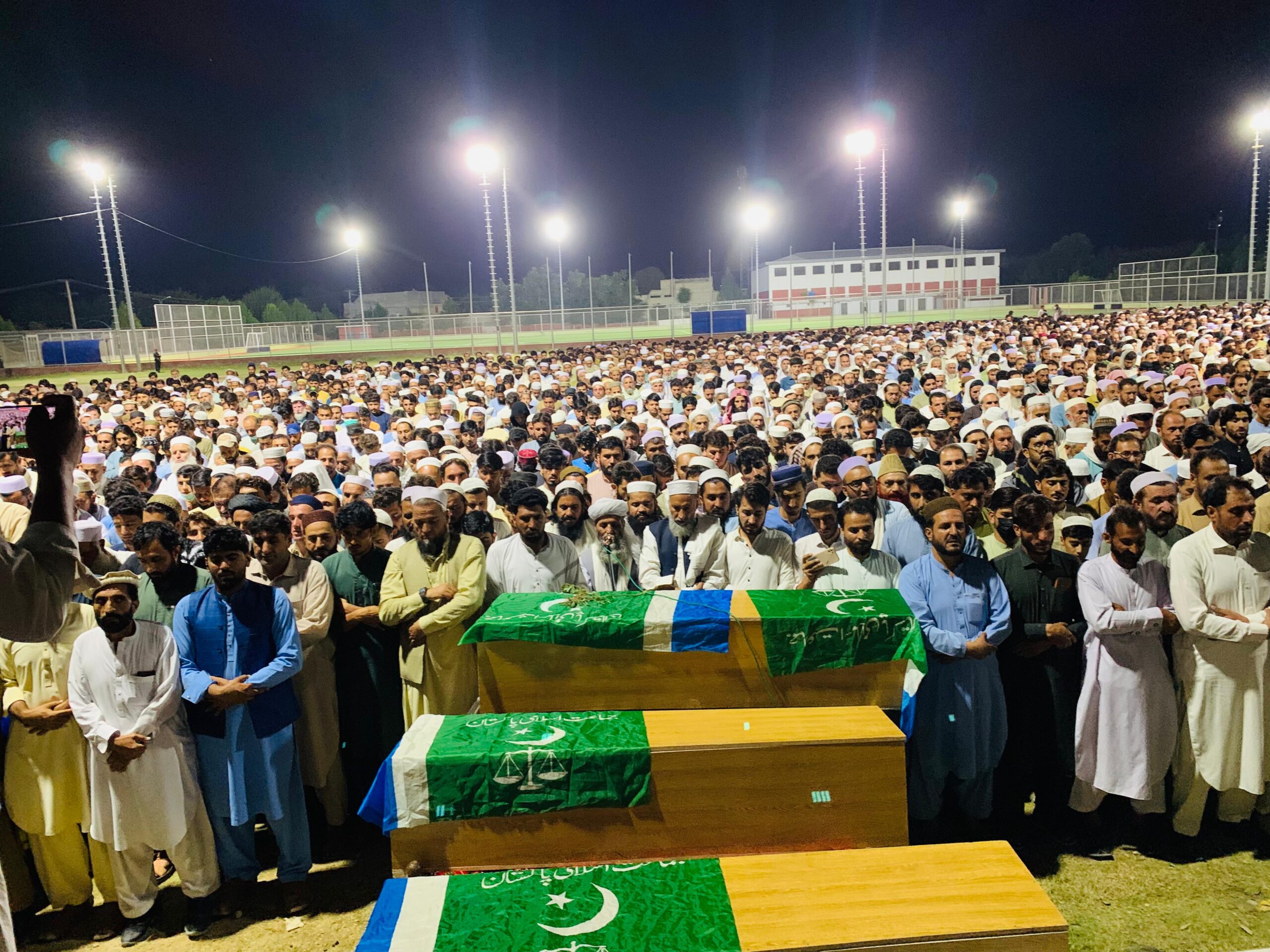 باجوڑ: ٹریفک حادثے میں جاں بحق جماعت اسلامی کے رہنماؤں کی نماز جنازہ ادا، ہزاروں کی شرکت