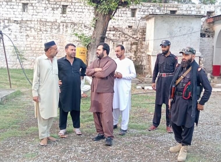 ڈپٹی کمشنر دیر لوئر کی ہدایات پر چیک پوسٹوں اور دکانوں کا دورہ، خلاف ورزی پر سخت کارروائی