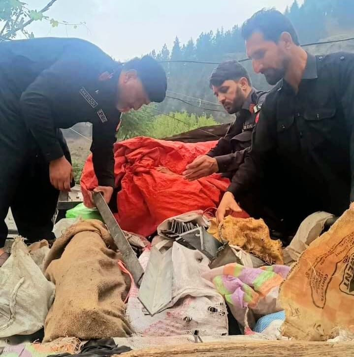 دیر لیویز نے چیکنگ کے دوران چوری شدہ بجلی کھمبوں کا سامان پکڑ لیا