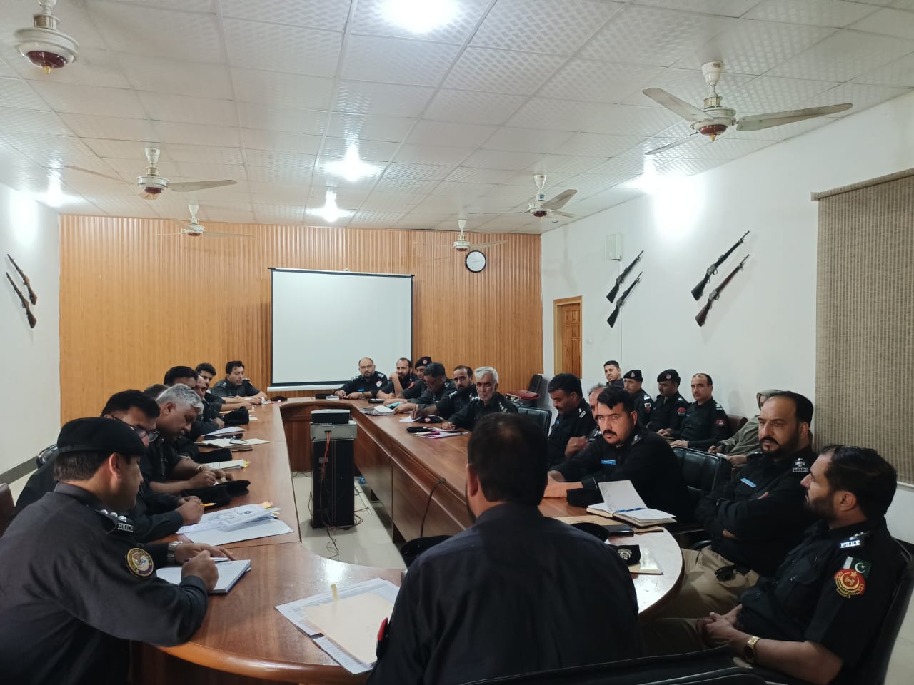سوات: ایڈیشنل ایس پی کی زیر صدارت کرائم میٹنگ، پولیس کو سیکورٹی مزید سخت کرنے کی ہدایت