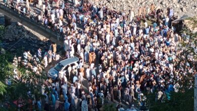 سوات: چپریال میں پولیس ناکے پر حملے کے خلاف ہزاروں افراد کا دہشتگردی کے خلاف مظاہرہ