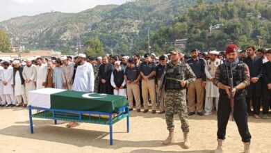 دیر: سیاچین میں شہید سپاہی کی نماز جنازہ ادا، سرکاری اعزاز کے ساتھ سپرد خاک