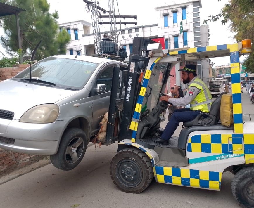مٹہ: نو پارکنگ زونز میں گاڑیاں پارک کرنے پر کریک ڈاؤن، متعدد چالان