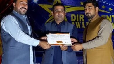 دیر بالا میں ٹیلنٹ ایوارڈ شو، نمایاں طلباء اور ماہرین میں شیلڈز تقسیم