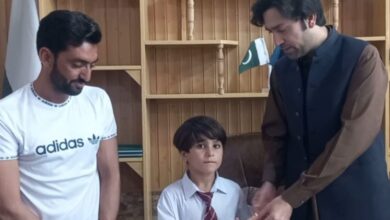 آذلان شاہ کی نیشنل لیول ریس سے قبل اسسٹنٹ کمشنر واڑی سے ملاقات، نقد انعام سے نوازا