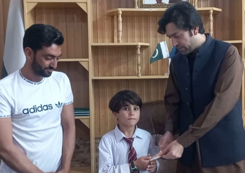 آذلان شاہ کی نیشنل لیول ریس سے قبل اسسٹنٹ کمشنر واڑی سے ملاقات، نقد انعام سے نوازا