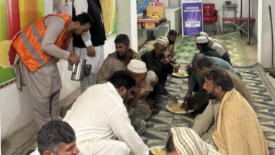 الخدمت فاؤنڈیشن کا سو مزدوروں کے لیے سواڑی بازار میں دوپہر کا کھانا فراہم کرنے کا آغاز