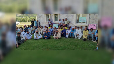 دیر شہید بےنظیر بھٹو یونیورسٹی کے ملازمین کا احتجاج دوسرے روز بھی جاری