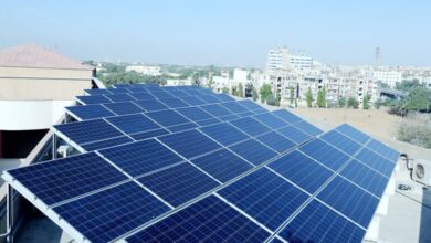سولر انرجی کے استعمال میں اضافے سے بجلی صارفین پر 200 ارب روپے سے زیادہ کا بوجھ پڑنے کا انکشاف