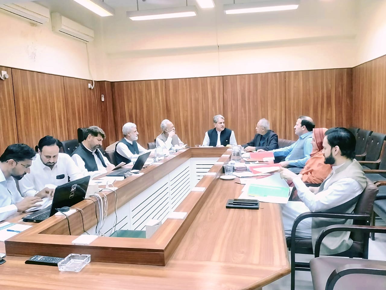 سوات: طلباء کے وظائف میں 4 کروڑ روپے کا اضافہ، فیسوں اور تنخواہوں میں بھی نظرثانی