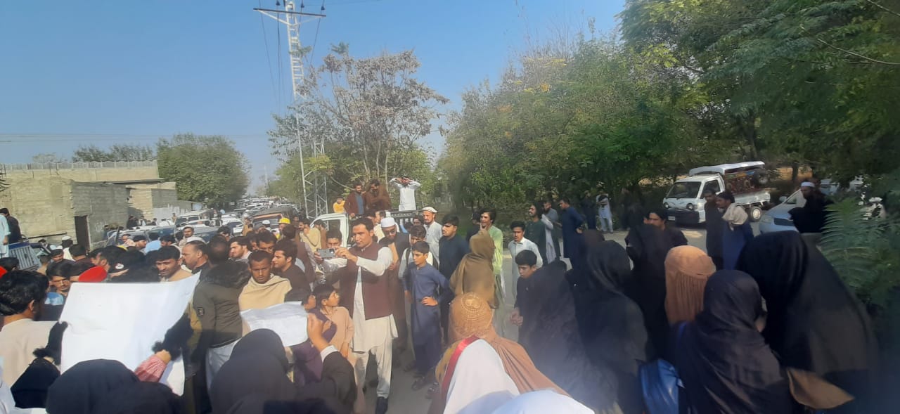 گورنمنٹ گرلز ڈگری کالج جندول کی طالبات سڑکوں پر آگئیں