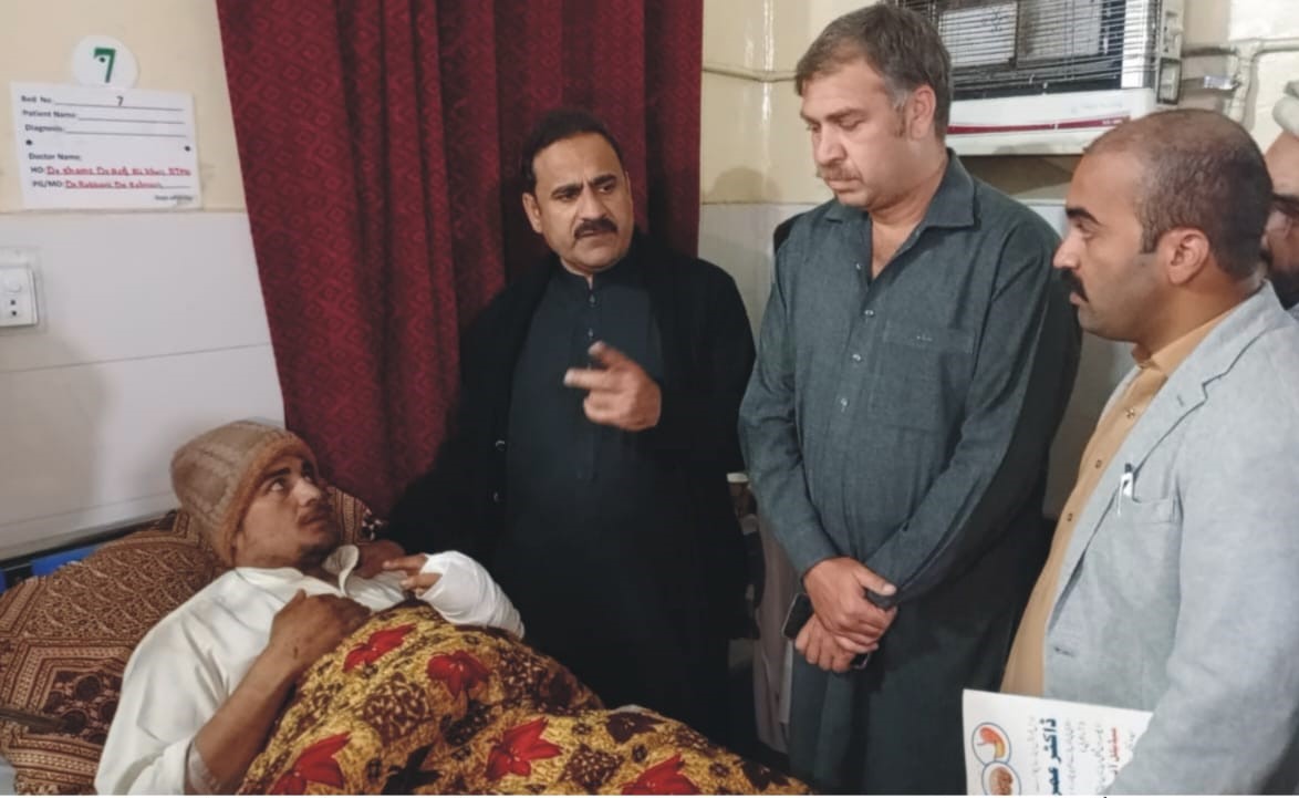 فضل حکیم کا سیدو شریف اسپتال کا دورہ، زخمی کارکنوں کی عیادت