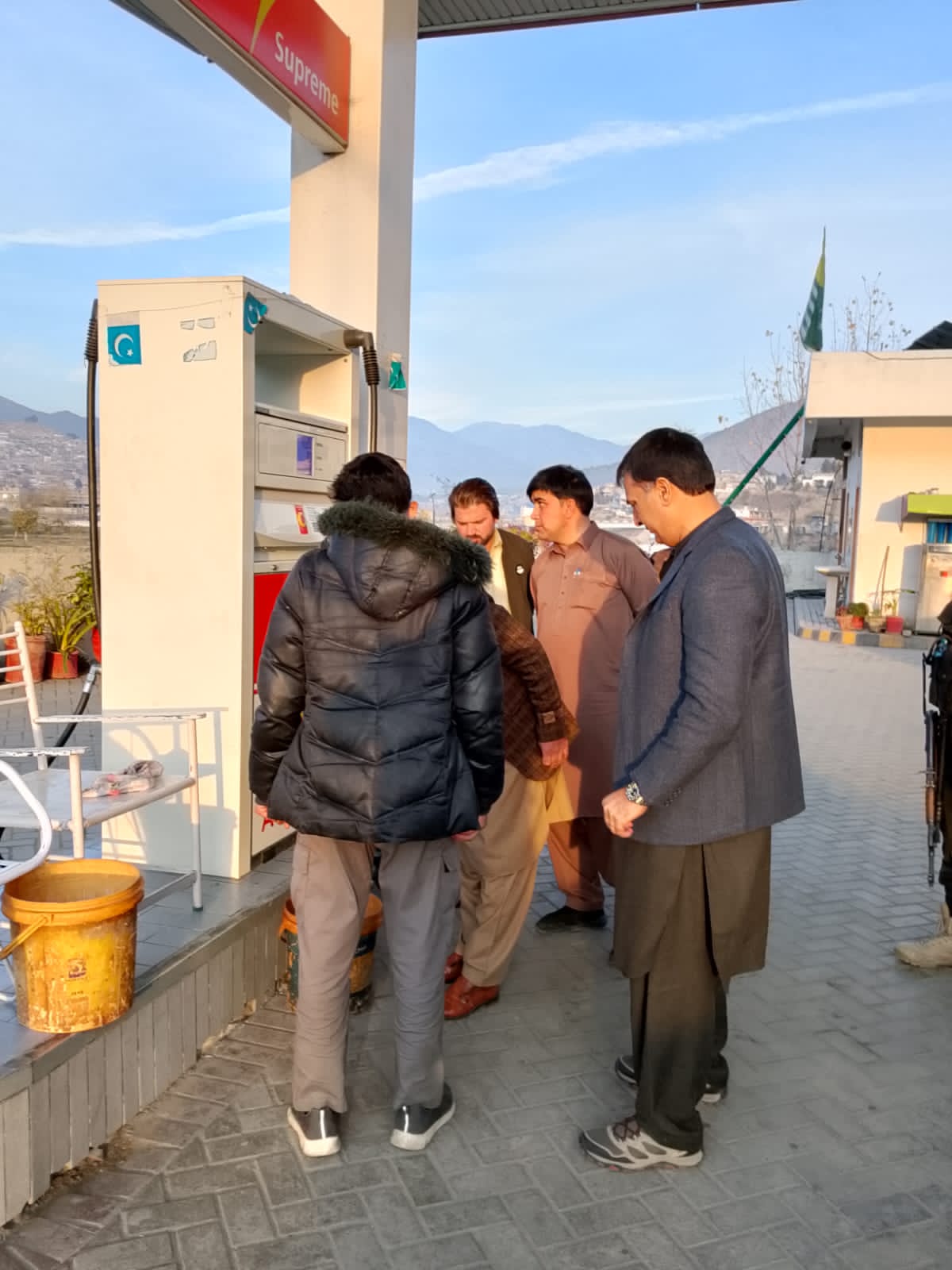 تیمرگرہ: ایڈیشنل اسسٹنٹ کمشنر کا بازاروں، ہوٹلوں اور پٹرول پمپس کا معائنہ