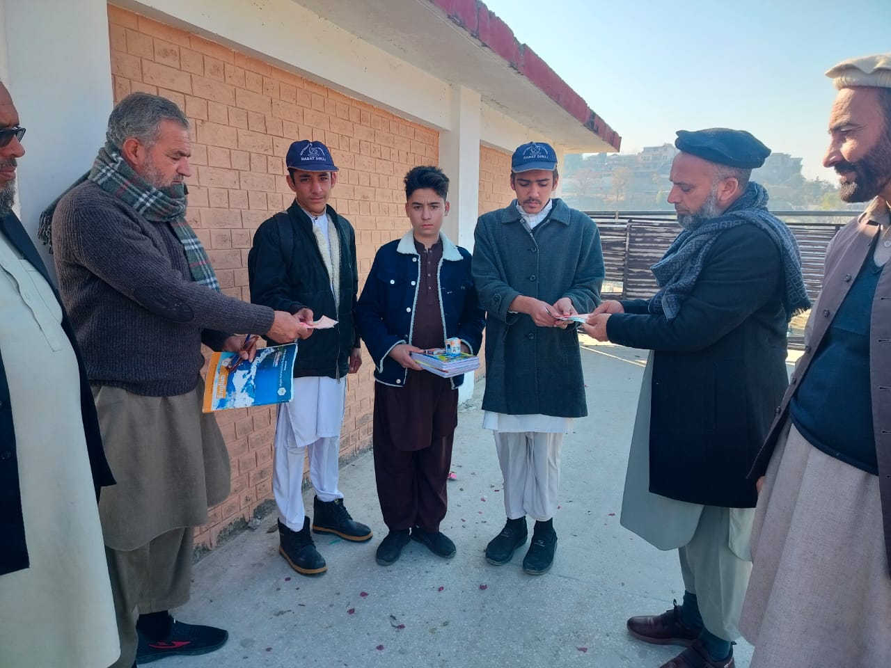 تنظیم اساتذہ رباط کا مستحق اور یتیم طلبہ کو فیس اور تعلیمی سامان فراہم کرنے کا اقدام
