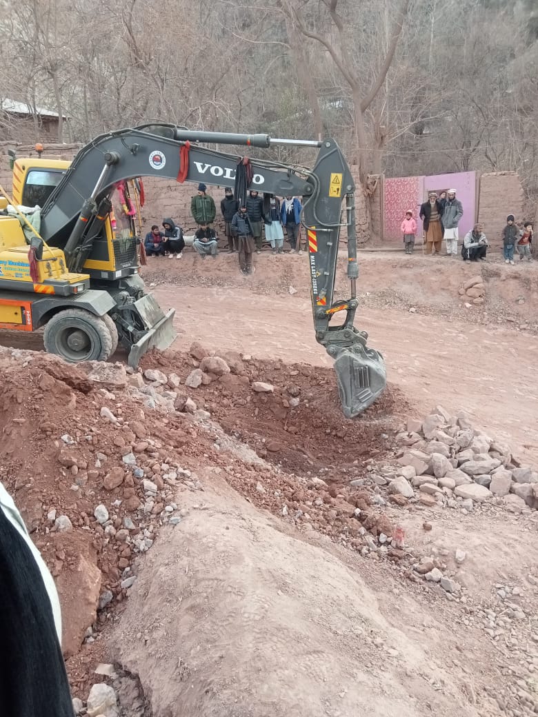 ضلعی انتظامیہ اپر چترال کی زیر نگرانی شادر ریشن میں چڑھائی کی لیویلنگ کا کام شروع