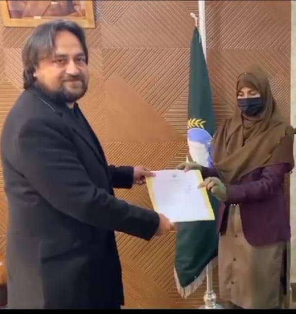 بونیر: ڈپٹی کمشنر کا حاملہ خاتون کی سیف ڈیلوری پر ریسکیو سٹاف ممبر کو تعریفی سرٹیفکیٹ