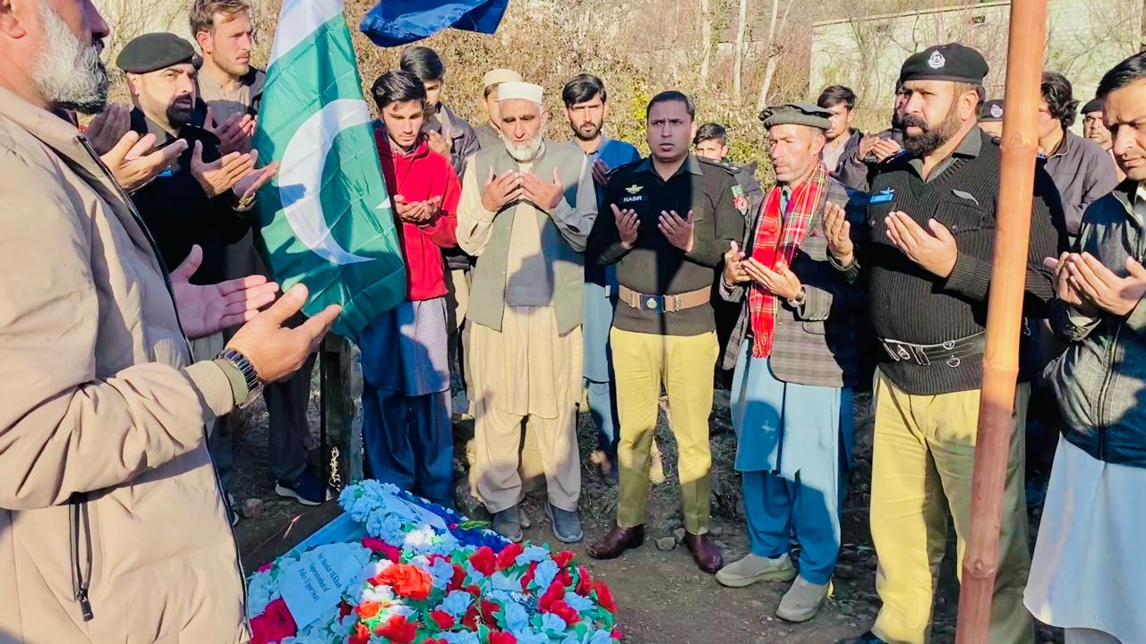 سوات: ڈی پی او سوات ناصر محمود کی شہید کانسٹیبل صلاح الدین کے گاؤں آمد، فاتحہ خوانی اور ورثاء سے ملاقات