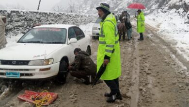 شدید موسمی حالات میں لوئر چترال ٹریفک پولیس کے جوان عوام کی خدمت میں مصروف