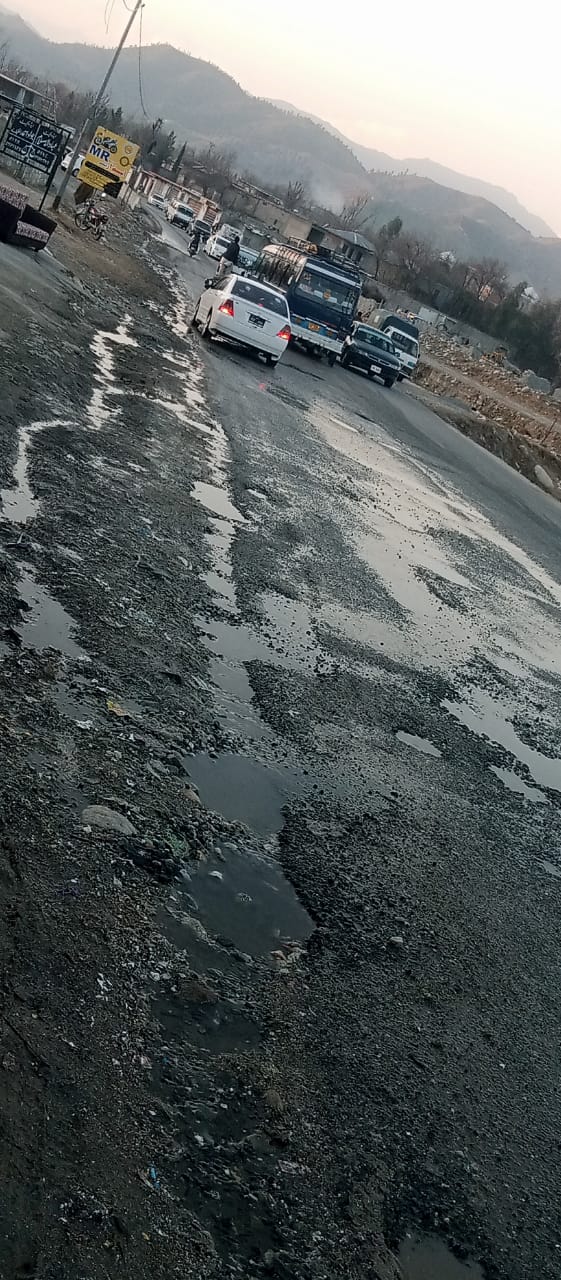 لوئر دیر: تالاش کی شاہراہ نکاس آب نہ ہونے سے کھنڈرات میں تبدیل