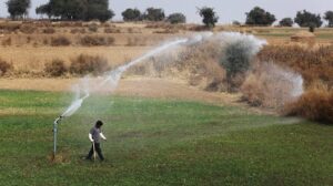 کسانوں کو روایتی سیلابی آبپاشی سے بتدریج زیادہ موثر طریقوں کی طرف منتقل ہونے کی ضرورت ہے، ماہرین آبی وسائل